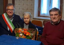 Maria Barra, cent'anni oggi, con il sindaco, Marco Gallo, e il parroco, don Roberto Bruna